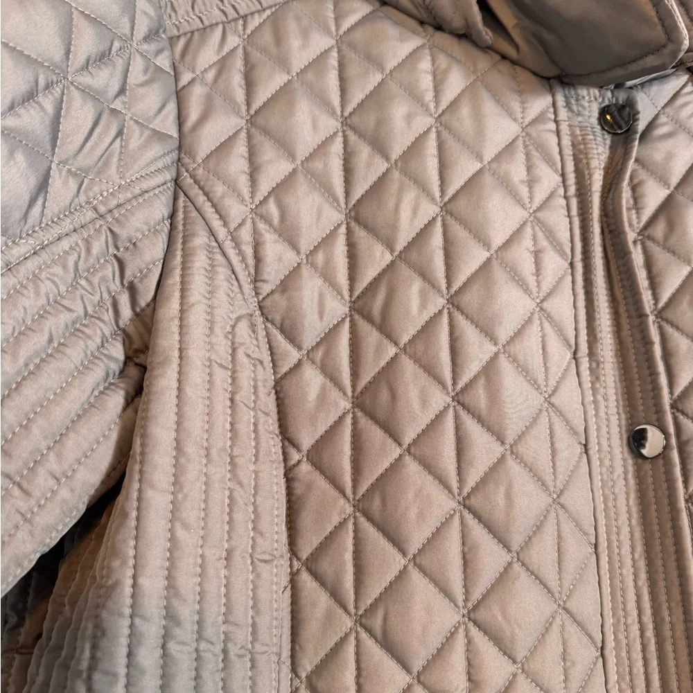Liz Claiborne Quilted Puffer Jacket in Light Gray, Size XL, Zipper, Button, Hood - Picture 3 of 16